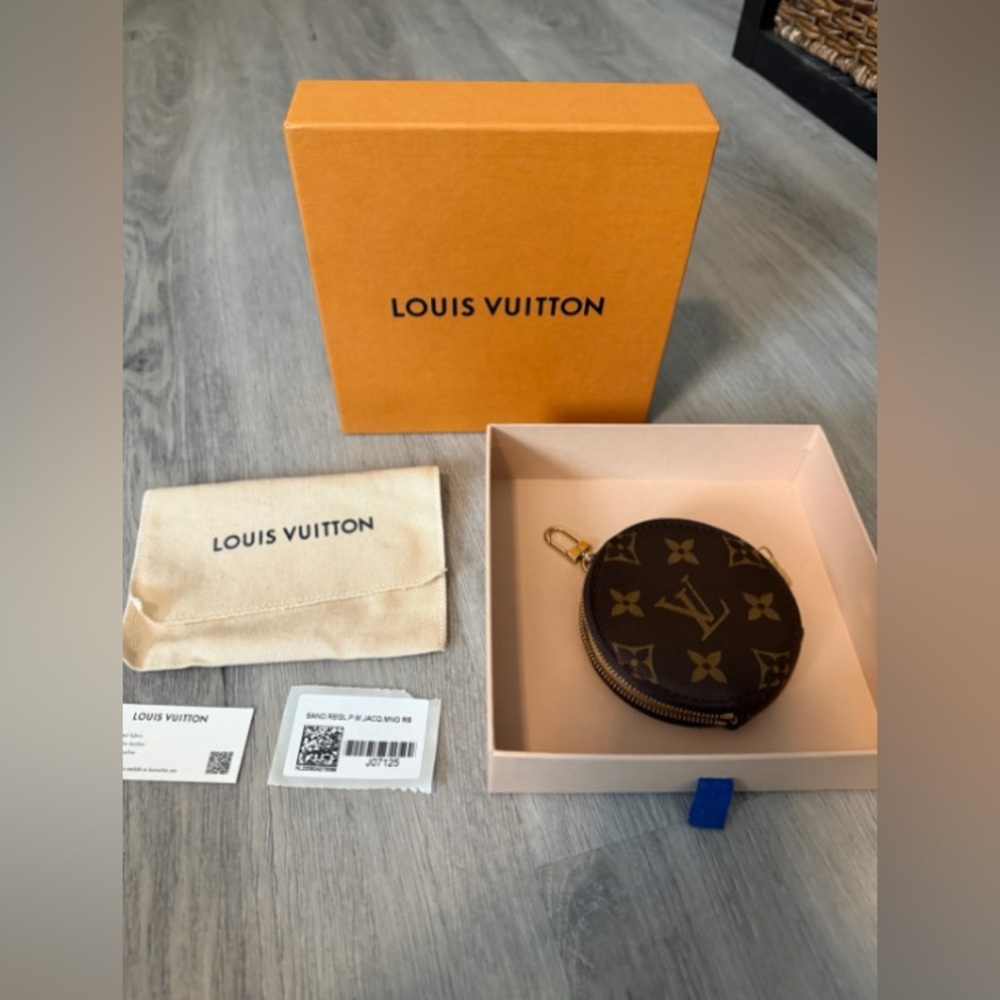 Louis Vuitton Monogram Round Coin Purse - Picture 6 of 7